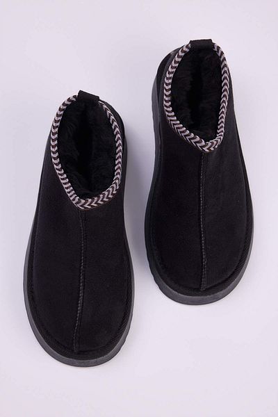 TRENDYOL SHOES Μαύρο κέντημα με λεπτομέρεια γούνας μέσα με χοντρή σόλα Γυναικεία μποτάκια TAKAW26BO00003