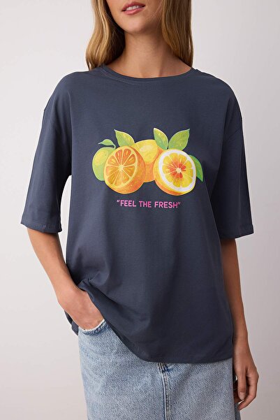 Trendyol Collection Antracit 100% Single Jersey Oversize/Loose Fit citrommintás kötött póló TWOSS25TS00217