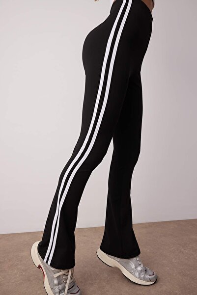 ترينديول كوليكشن بنطلون رياضي محبوك لليوجا من القماش باللون الأسود للغوص/الغوص مع تفاصيل مخططة THMAW26TY00014