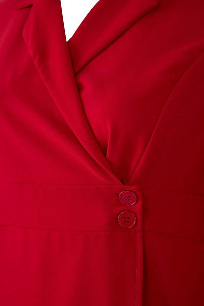 Trendyol Curve فستان معطف منسوج بأزرار حمراء مقاس كبير TBBAW26AH00033