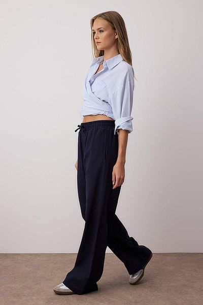 Trendyol Collection Marineblaue Shorts mit weitem Bein und weitem Bein in Leinenoptik, gefütterte Hose mit elastischem Bund TWOSS25PL00121