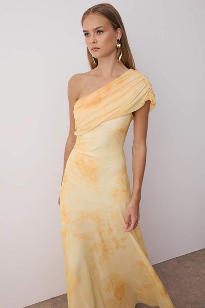 Trendyol Collection Gelb gemustertes, asymmetrisches, gewebtes Maxi-Abendkleid mit Kragen, Abschlussballkleid TPRSS25AE00190