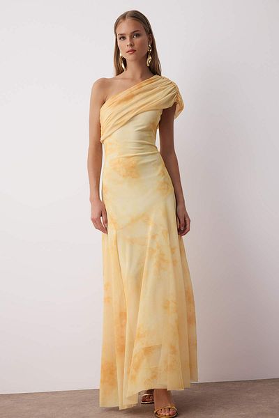 Trendyol Collection Gelb gemustertes, asymmetrisches, gewebtes Maxi-Abendkleid mit Kragen, Abschlussballkleid TPRSS25AE00190