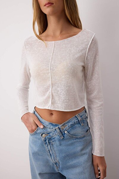 Trendyol Collection Weiße, transparente, gerippte, reguläre/normale, bauchfreie Strickbluse TWOAW26BZ00123