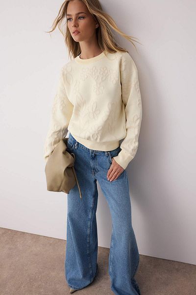 Trendyol Collection Екрю пуловер с текстурирано трикотажно платно с флорален мотив TWOAW26KZ00050
