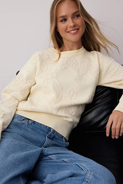 Trendyol Collection Екрю пуловер с текстурирано трикотажно платно с флорален мотив TWOAW26KZ00050