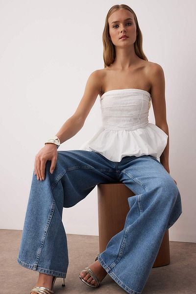 Trendyol Collection Λευκή μονόχρωμη στράπλες αμάνικη υφασμένη μπλούζα Terrycotton Party TPRAW26BZ00004