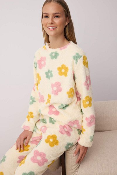 Trendyol Collection Розово-многоцветен зимен комплект плетени пижами с цветя Wellsoft Thmaw24Pt00191