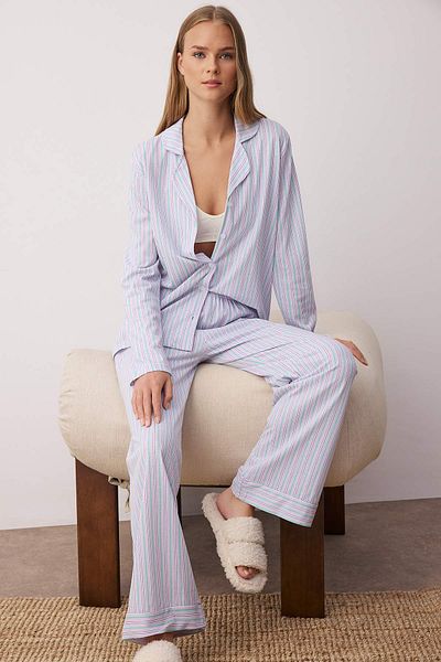 Trendyol Collection Бузковий піжамний комплект з гольфом і штанами з 100 бавовни в смужку THMAW24PT00144