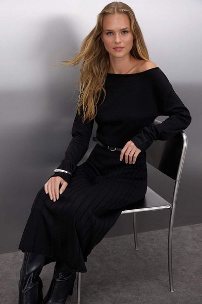 Trendyol Collection Rochie neagră de tricotaje maxi cu decolteu barcă în linie A, cu centură TWOAW26EL00013