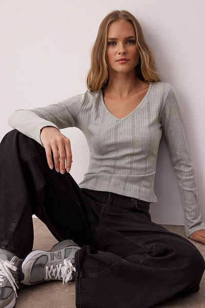 Trendyol Collection Bluză tricotată elastică, gri Melange, cu decolteu în V, cu detaliu decupat TWOAW26BZ00004