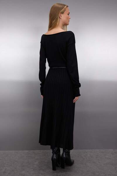 Trendyol Collection Černé A-line Maxi šaty s lodičkovým výstřihem a páskem TWOAW26EL00013