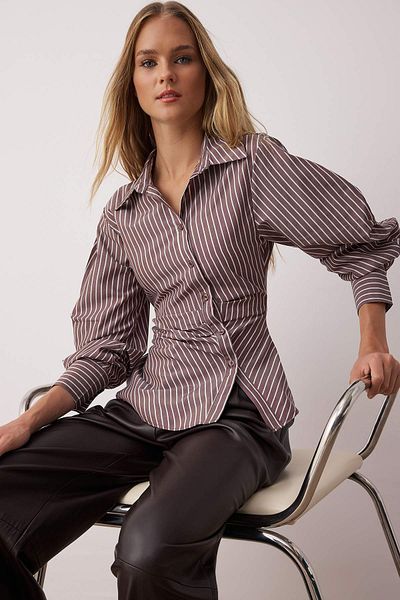 Trendyol Collection Καφέ μπαλόνι με λεπτομέρεια με ασύμμετρο πουκάμισο TWOSS25GO00155