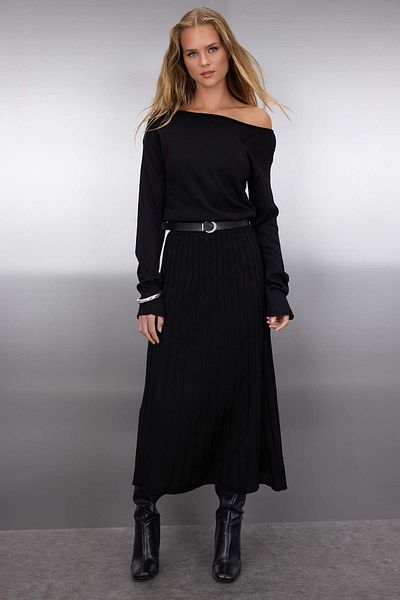 Trendyol Collection Rochie neagră de tricotaje maxi cu decolteu barcă în linie A, cu centură TWOAW26EL00013