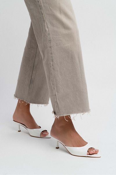 NİŞANTAŞI SHOES Papuci de damă cu toc subțire din piele lacuită albă Promise