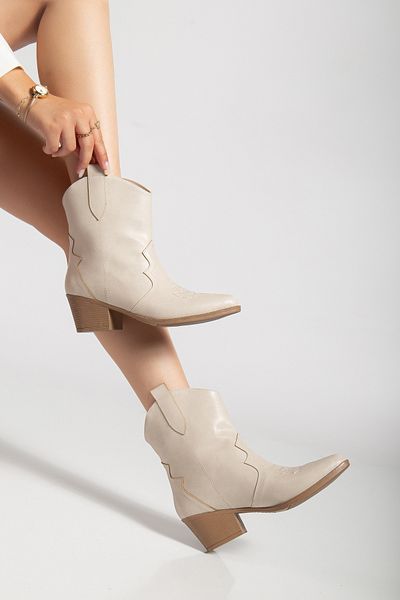 MS SUGAR SHOES Western Cowboy Γυναικείες κοντές μπότες από συνθετικό δέρμα μπεζ κεντημένες