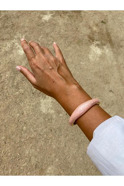 marsel aksesuar Mineli Pink Wavy Brass Gold Handcuffs