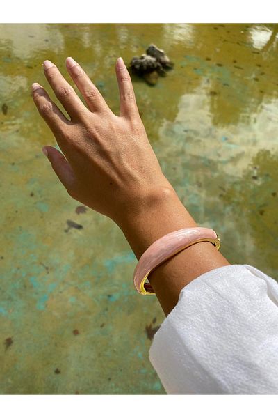 marsel aksesuar Mineli Pink Wavy Brass Gold Handcuffs