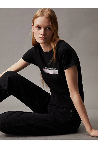 Calvin Klein Kadın Marka Logolu Pamuklu Bisiklet Yakalı Dar Kesimli Crop Günlük Kullanıma Uygun Siyah T-Shirt J20