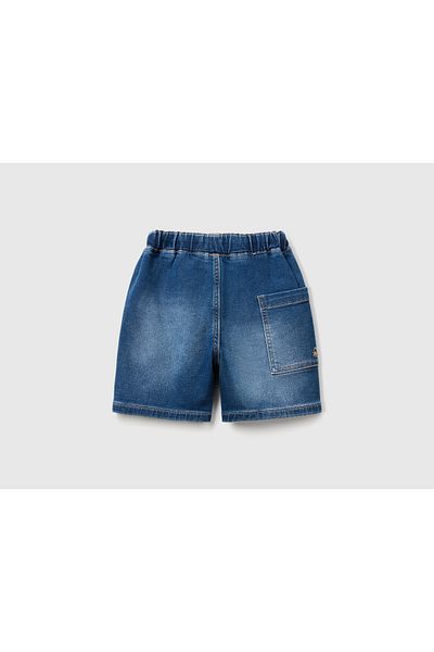 United Colors of Benetton Pantaloni scurți Bermuda din denim pentru băiat, cu buzunar lateral din denim închis, cu logo brodat
