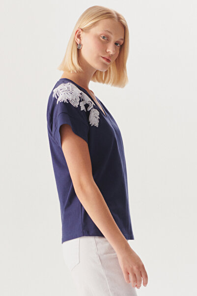 Exquise İşleme Detaylı V Yaka Lacivert Pamuklu Regular Örme Tişört