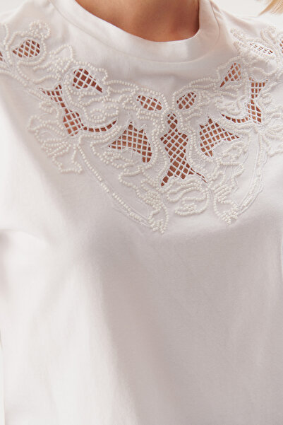 Exquise White Regular Knitted T-Shirt with Embroidery Detail