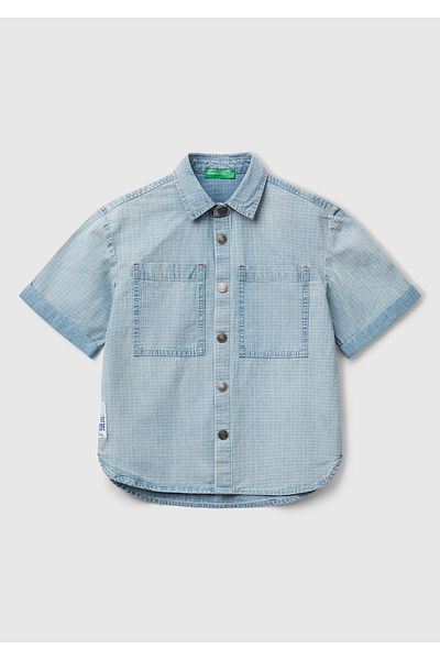United Colors of Benetton Cămașă din denim cu mânecă scurtă pentru băiat, cu buzunar frontal, cu etichetă din denim deschis