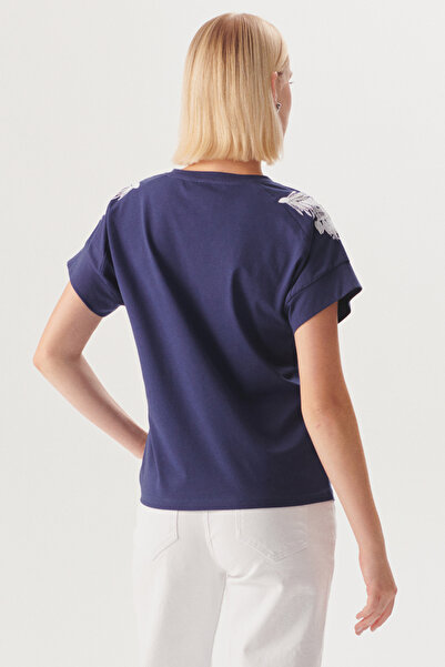 Exquise İşleme Detaylı V Yaka Lacivert Pamuklu Regular Örme Tişört