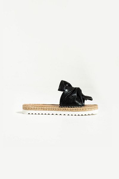 Bestyle Γυναικείες παντόφλες Electra με μεταλλική μαύρη ψάθινη επίπεδη σόλα