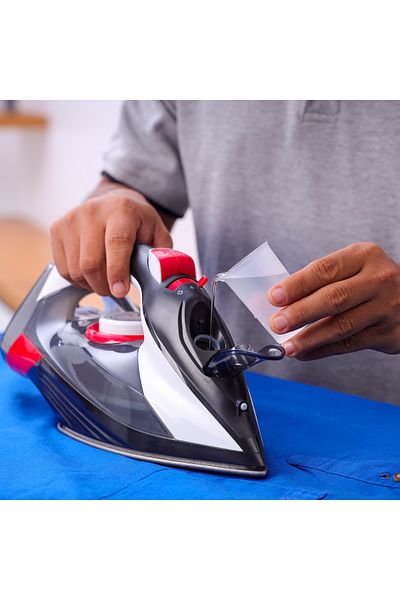 Olsenmark 350ml, 2200w Steam Iron – Dry/steam/spray, Vertical Steam, Self-cleaning, Ceramic Soleplate