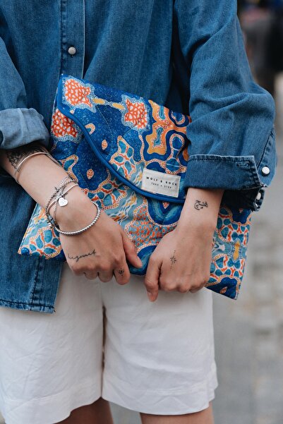 WOLF & ROCK حافظة كمبيوتر محمول/كمبيوتر لوحي منقوشة باللون الأزرق من Wolf&Rock مقاس 13 بوصة - 14 بوصة متوافقة