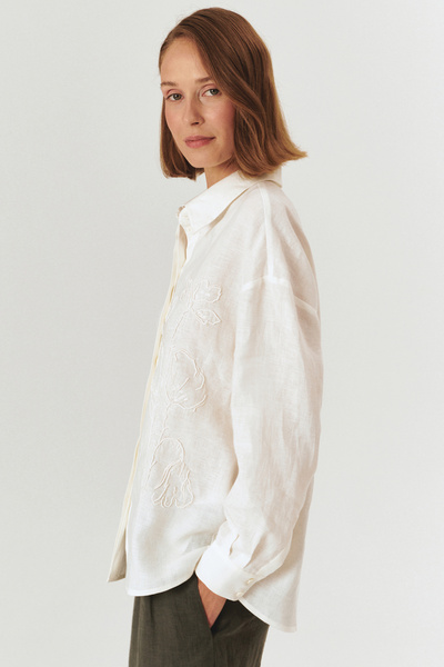 Exquise Floral Embroidered Regular White Linen Shirt