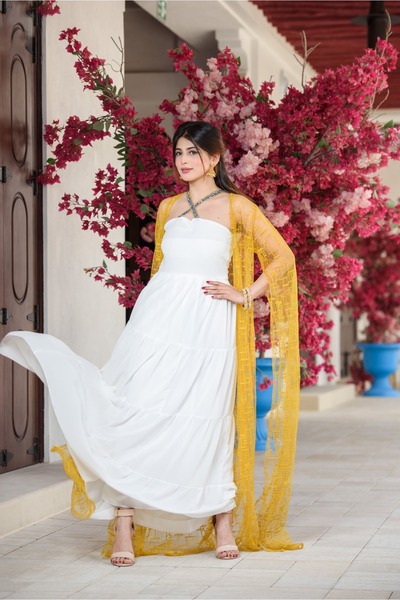 outline Turmeric and white jalabiya