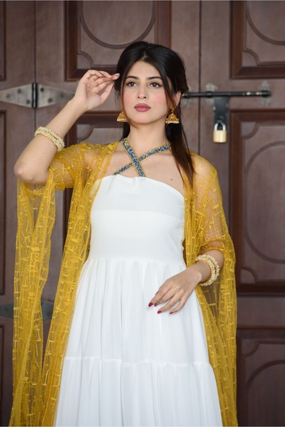 outline Turmeric and white jalabiya