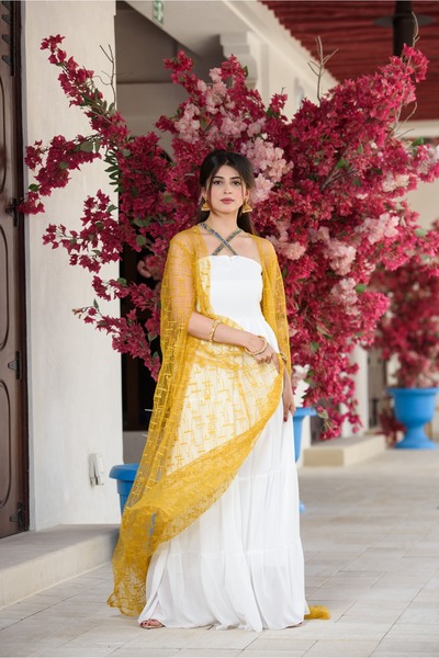 outline Turmeric and white jalabiya