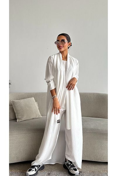 outline عباية سفر صيفية باللون الأبيض مع بدلة داخلية أنيقة