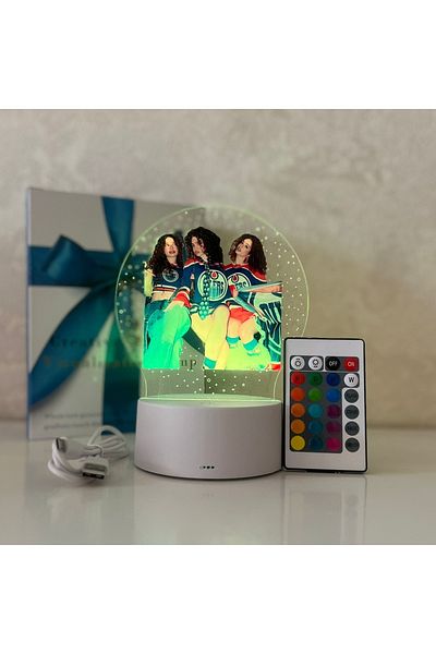 ILUMISHOP Lampa de veghe LED, 16 culori, personalizata The Kalogeras sisters, cu telecomanda
