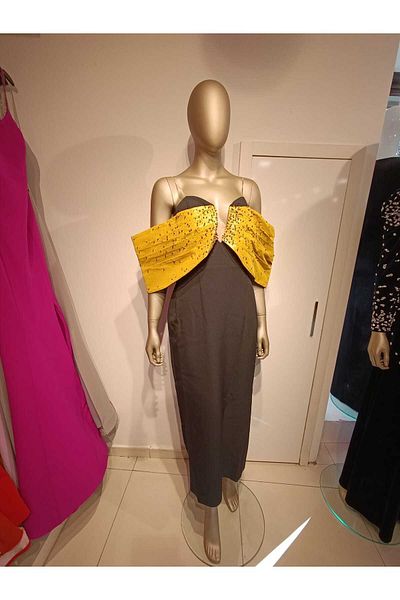 Robes Γυναικείο βραδινό φόρεμα με λαιμόκοψη Madonna με μαργαριτάρι και λεπτομέρεια με σχισμή μολύβι