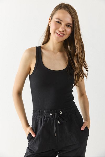 VENA Ribbed Thick Strap Top - Black