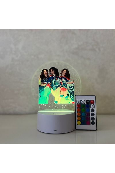 ILUMISHOP Lampa de veghe LED, 16 culori, personalizata The Kalogeras sisters, cu telecomanda