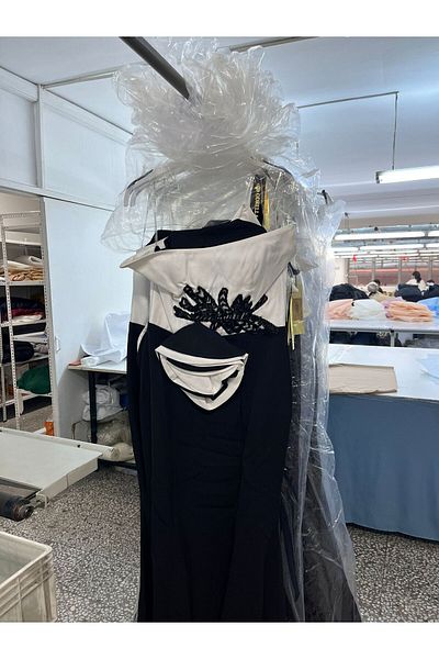 Robes Rochie de seară fără bretele cu fustă lungă de pește cu broderie de trandafiri și margele