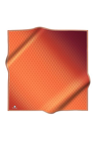 Vissona 100% копринен кепър с монограмен шарен мотив, кафяв цвят, 90x90. Метод на шиене: Ръчно шиене.
