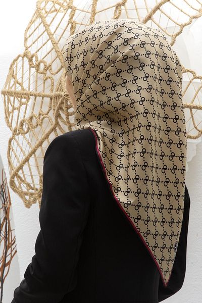 Vissona 100% Twill Silk Geometric Pattern Μαύρο - Μπεζ Χρώμα 90x90 Φουλάρι Σχήμα Φύτευσης: Ράψιμο στο χέρι