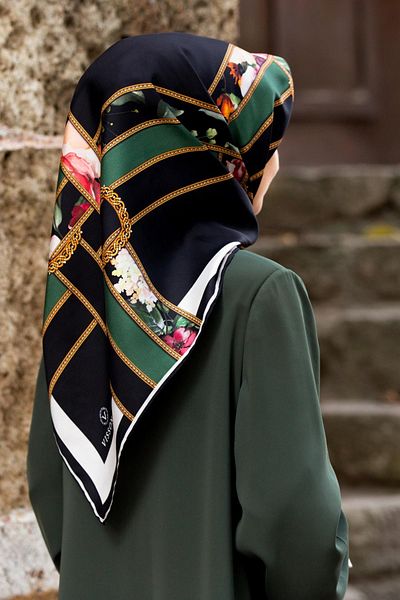 Vissona 100% Twill Silk Strips Ζώνη και Σχέδιο Λουλουδιών Σμαραγδένιο Πράσινο - Μαύρο Χρώμα 90x90 Φουλάρι Φύτευση Σχέδιο