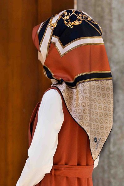 Vissona 100% twill de mătase monogramă și model baroc crem - culoare bronzată 90x90 eșarfă formă de plantare: cusut manual