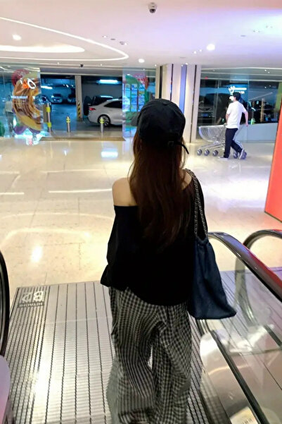 Tarz Cool Μαύρο γυναικείο μακρυμάνικο μπλουζάκι με λαιμόκοψη ώμου