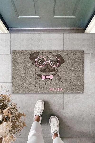 Mu Art Ahşap Digital Printing Gray Hug A Pug Written Dog with Pink Bow and Glasses Decorative Door Mat K-2019