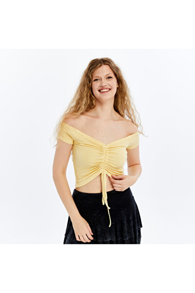 S-Ponder بلوزة نسائية قصيرة من الفسكوز المحبوك بنسبة 100% مع تفاصيل رقبة مادونا