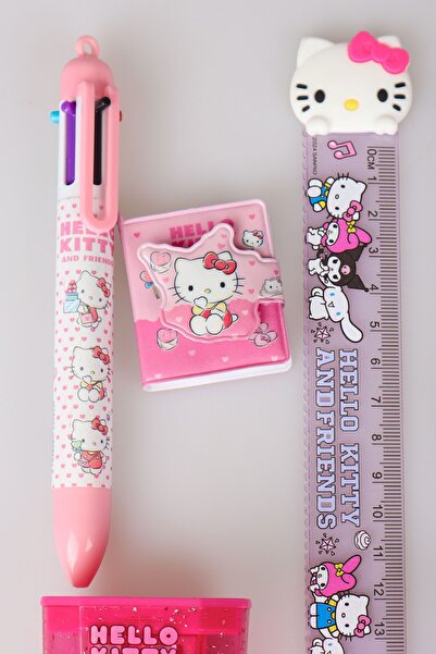 Hello Kitty "DEKOMUS ISLAK MENDİL HEDİYELİ" LİSANSLI HELLO KITTY & AND FRIENDS 6 PARÇA KIRTASİYE SETİ PODS/KULAK