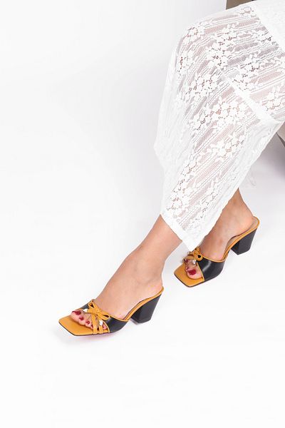 Extra Shoes İstanbul شبشب نسائي بكعب مزين بفيونكة الخردل باللون الأسود